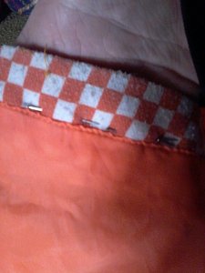 rágombostűzve a külső fele kívülről így néz ki